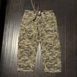 Oh Jeans Camouflage Barrel Style Crop Pants